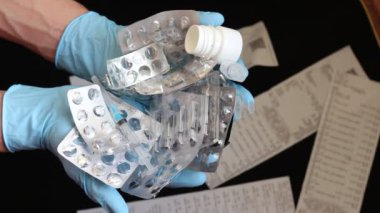 İlaç için boş blister paketleri tutarak. Kağıt eczane faturaları. Doktor eller. Tıbbi atık