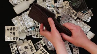 Boş bir cüzdan ile hasta. Boş şişeleri, şırınga ve blister paketleri