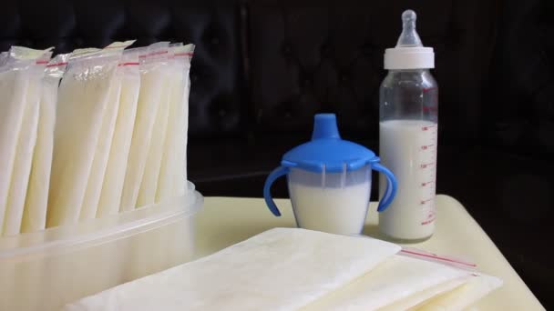Sáčky Uskladnění Mateřského Mléka Značení Plnění Zmrazení Balení Prsu Mléko — Stock video