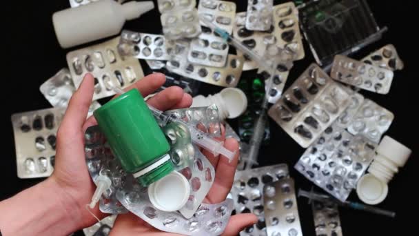 持有空水泡包装的药物 家庭医疗废物处置 — 图库视频影像