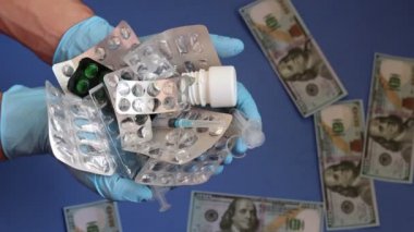 Tedavi için parayı. İlaç. Kullanılan hap şişeler, şırınga, blister paketleri ve dolar