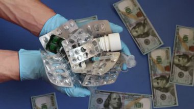 Tedavi için parayı. Boş ilaç şişeleri ve dolar. Boş şişeleri, şırınga ve blister paketleri doktorun elinde