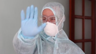 Tehlike işareti. Adam kişisel koruyucu ekipman