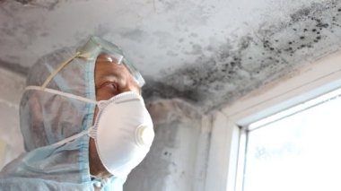 Kalıp düzeltme uzman. Muayene ve küf hasar değerlendirmesi. Muayene kalıp, test kalıp. Tam koruyucu bir takım elbise