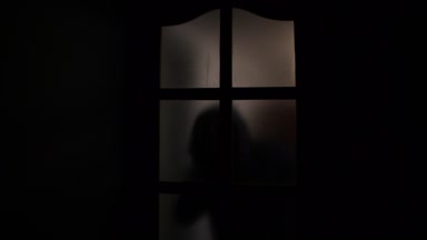 Bir bıçak wielding manyak gece tarafından. Camın arkasındaki adam