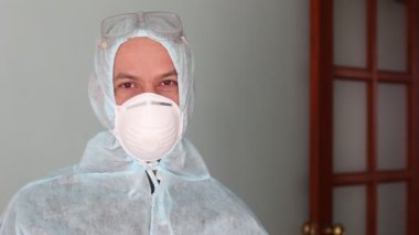 Tehlike işareti. Koruyucu kıyafetli adam. Kişisel koruyucu ekipman