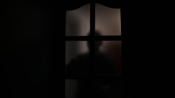 ドアをノックして積極的な男性 攻撃性 ガラスの後ろの人 — ストック動画