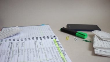 Temel bütçe için aylık ev giderleri listesi. Aylık harcama listesi. Tahsilatlar