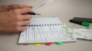 Kontrol harcama. Kadın el Gıda alışveriş için alış irsaliyesi düzenlenmesi