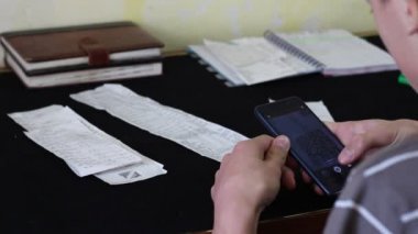 Genç adam Qr kod giriş inceden inceye gözden geçirmek. Tarama Qr kodları. Tasarruf