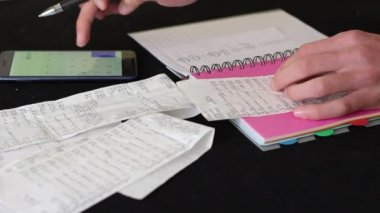 Kişisel harcamalar kontrolü. Planı harcama. Hanehalkı bütçe ve finansal planlama