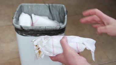 Kullanılan bebek bezi çöp. Anne kirli çocuk bezi çöpe atar. Atık geri dönüşüm
