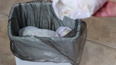 Aktarılmış bez bebek bezi kova. Atık ayırma. Yeni doğan bebek kaka