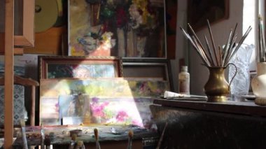 Yaratıcı atölye. Eski Boya fırçaları. Yağlı boya. Sanatsal Boya fırçaları ve tuvaller