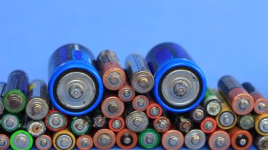 Eski tek kullanımlık alkalin piller. Ev pil geri dönüşümü