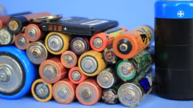 Çeşitli hücreler ve pil. Sigara Curbside geri dönüşüm ve atık piller kullanılır