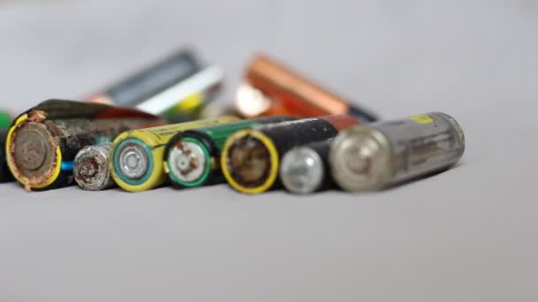 Velhas Baterias Alcalinas Uso Único Reciclagem Baterias Domésticas — Vídeo de Stock