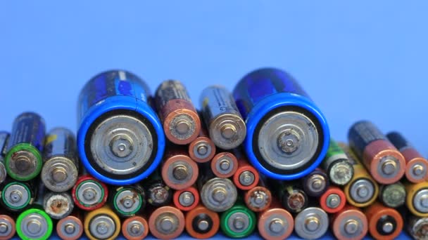 Antiguas Baterías Alcalinas Solo Uso Reciclaje Baterías Domésticas — Vídeo de stock