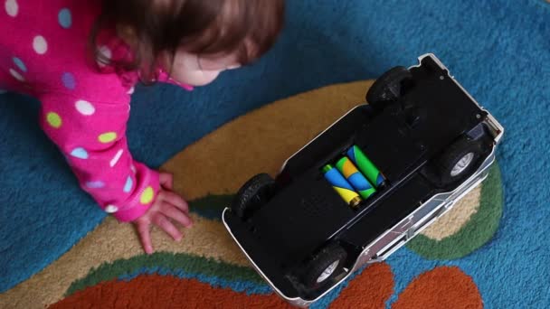 Das Batteriefach Baby Spielt Ausgerechnet Mit Einem Kinderspielzeug Und Reißt — Stockvideo