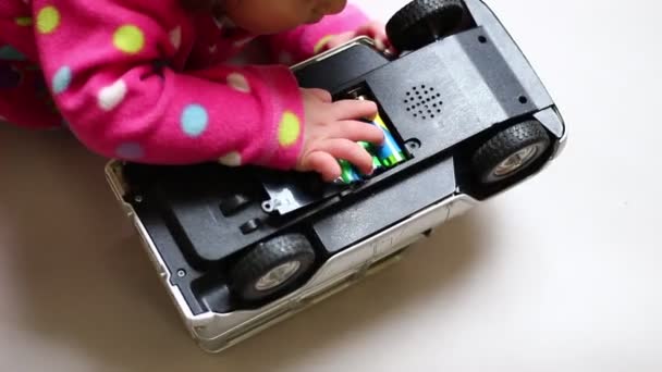 Bébé Joue Avec Jouet Pour Enfants Accède Aux Piles Intérieur — Video