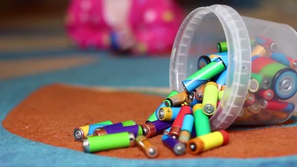 Baby Benaderd Batterijen Batterijen Een Gevaar Voor Kinderen — Stockvideo