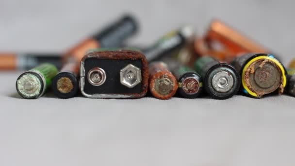 Gebruikte Alkaline Batterijen Dode Batterijen Voor Eenmalig Gebruik Vóór Verwijdering — Stockvideo