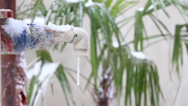 Tuberías Agua Congeladas Nieve Hielo Grifo Congelado Temperaturas Bajo Cero — Vídeo de stock