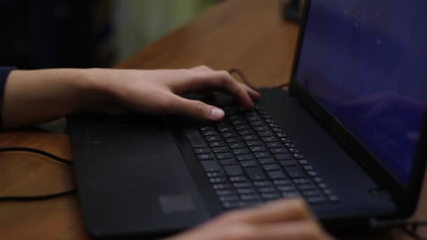 Campo Batalla Multijugador Línea Manos Primer Plano Del Teclado — Vídeo de stock