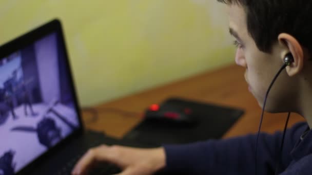 Spiser Tenåringer Som Spiller Videospill Gambler – stockvideo
