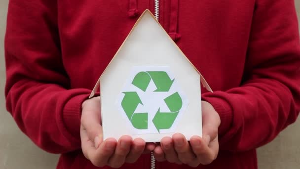 Handen Van Jonge Man Houden Papier Huis Met Recycling Symbool — Stockvideo