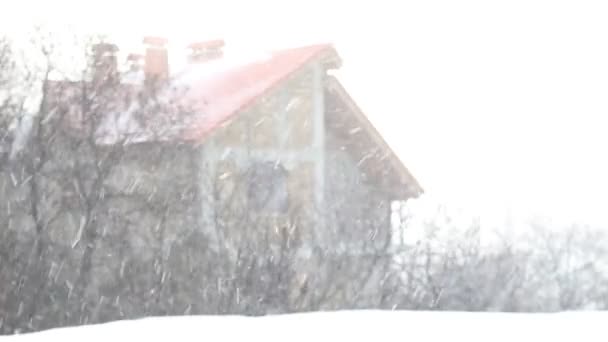 Tormenta Nieve Campo Blizzard Una Hermosa Casa Grande — Vídeos de Stock