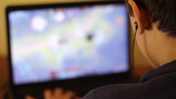 Tonåring Spelar Ett Spel Guy Beroende Onlinespel — Stockvideo
