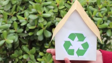 Ev yeşil işareti geri dönüşüm ile Holding eller. İnsanlar, ekoloji, çevre ve koruma kavramı - ev geri dönüşüm işareti yeşil ile tutan eller yakın
