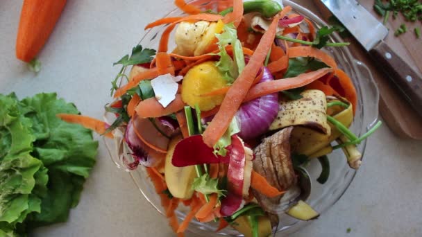 Het Sorteren Van Afval Schillen Eten Restjes Klaar Voor Compostbak — Stockvideo