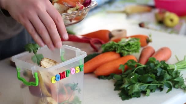 Küchenreste Heimischen Papierkorb Bio Küchenabfälle Zur Kompostierung Gesammelt — Stockvideo
