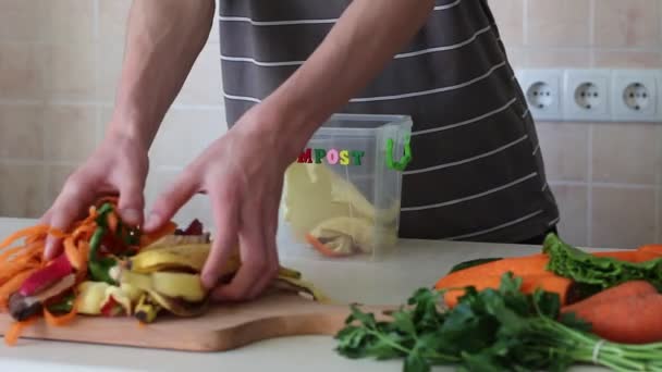 Обрізки Кухні Переробці Бін Домашніх Умовах Органічні Кухонні Відходи Зібрані — стокове відео