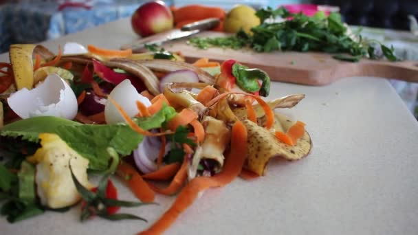 Küchenreste Obst Und Gemüsepeelings Biomüll Für Kompost Mit Gemüse Obst — Stockvideo