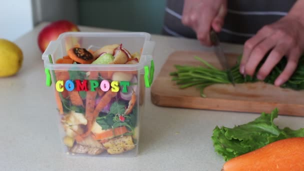 Komposteimer Für Obst Und Gemüseschalen Lebensmittelabfälle Hause Der Wertstofftonne — Stockvideo