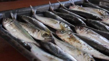 Bir fırın tepsisine taze deniz balık. Lezzet ve baharat ile Balık Pişirme