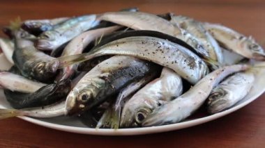 Bir fırın tepsisine taze deniz balık. Lezzet ve baharat ile Balık Pişirme