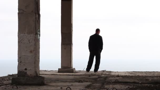 Dorosły Człowiek Opuszczonych Budowy Człowiek Stojący Skraju Wysoki Budynek — Wideo stockowe