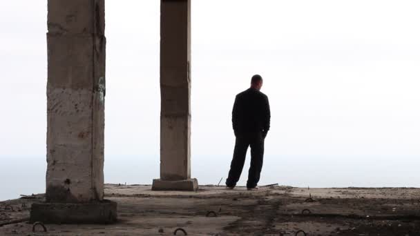 Homem Adulto Canteiro Obras Abandonado Homem Borda Edifício Alto — Vídeo de Stock