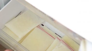 Anne sütü bağış için düzenleyin. Depolama, etiketleme, buz gibi ve süt düzenleme