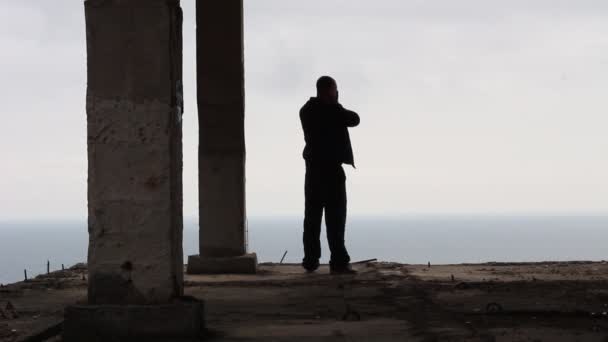 背の高い建物の端に立っている悲しい男のシルエット 悲しみで中年の男性 ストレスの概念 — ストック動画