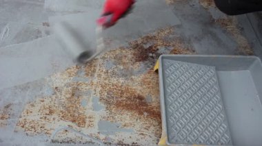 Paslı Metal boya. Bir adam paslı metal boyama. Yüksek korozyon koruma için astar