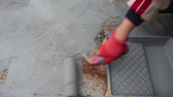 Homem Está Pintando Metal Enferrujado Tinta Cinzenta Sobre Ferrugem — Vídeo de Stock