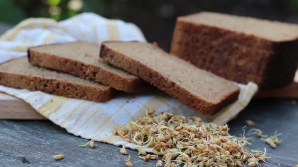 Kunsthandwerkliches Sauerteigbrot Mit Keimlingen Auf Dem Rustikalen Holztisch — Stockvideo