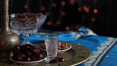 Günlük Bayramı Ramazan sırasında. Müslümanlar onların hızlı kırmak akşam namazı için Ezan saatinde