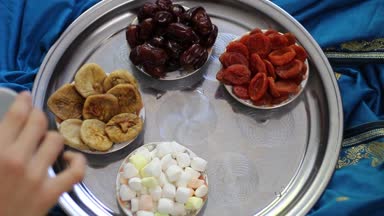 Müslüman aile. Müslümanlar oruç gözlemlemek ve kutlamak Ramazan