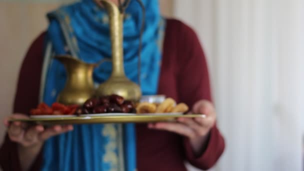 イードムバラク ラマダン祭オブジェクトの概念のセット ヒジャーブを身に着けているイスラム教徒の女性 — ストック動画
